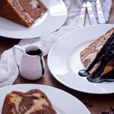 Savršeni kolač mek kao duša: Kuglof sa čokoladom i pomorandžom! (RECEPT)
