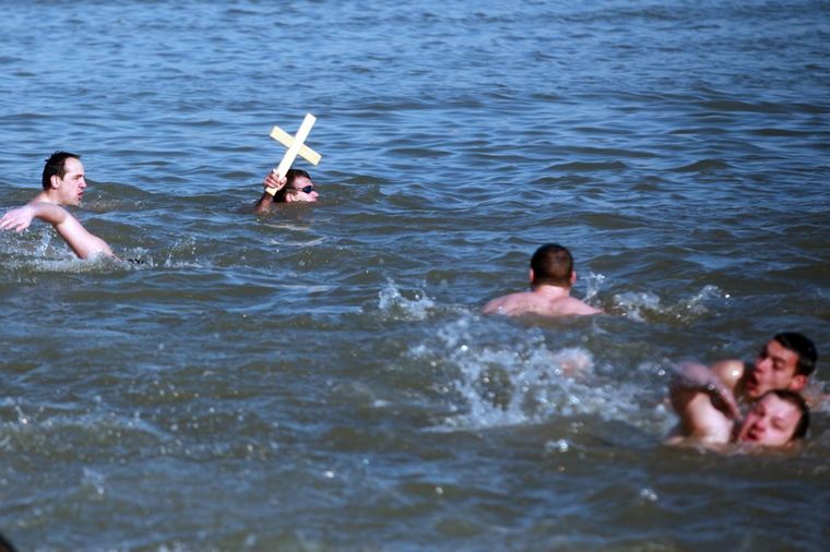 Evo zašto se na Bogojavljanje pliva baš 33 metara za Časni krst: A oni nikako ne smeju da uđu u vodu tok dana