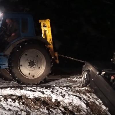 Traktorom pokušali da izvuku auto iz jarka: Za ovo što se desilo niko nije bio spreman! (VIDEO)