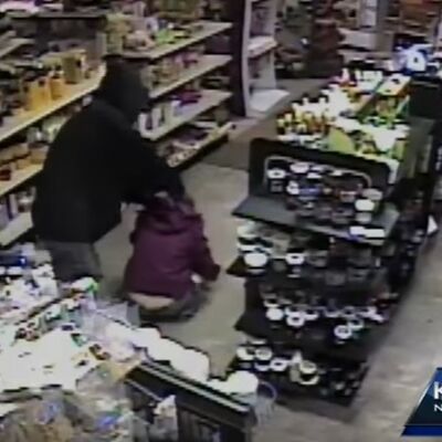Naoružani pljačkaši upali u prodavnicu: Kamera snimila neverovatnu reakciju mušterije! (VIDEO)