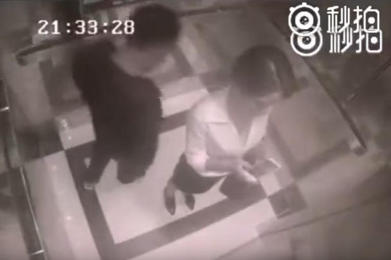 Manijak pokušao da spopadne ženu u liftu: Kamera snimila lekciju koju je zasluženo dobio! (VIDEO)