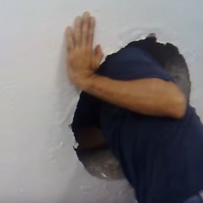 Ugledao čudan krug i počeo da buši zid u svojoj kući: Šokirao se onim što je našao! (VIDEO)