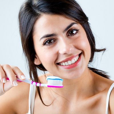 Očistite četkicu za zube od naslaga bakterija i prljavštine: Čuva zdravlje, štedi novac!