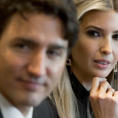 Svet bruji o zaljubljenim pogledima Ivanke Tramp: Pala na šarm kanadskog premijera! (FOTO)