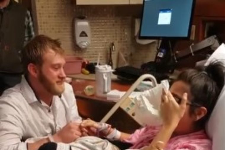 Mama prvi put menjala pelene svojoj bebi: Rasplakala se kada je videla ovo! (VIDEO)