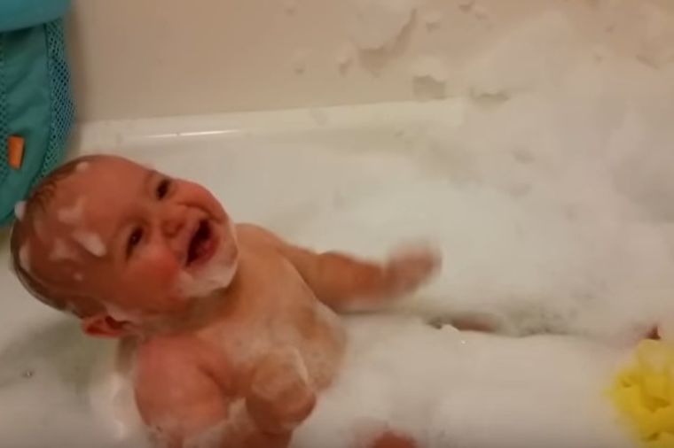 Tata kupao bebu: Nije prestajala da se smeje kada je uradio ovo! (VIDEO)