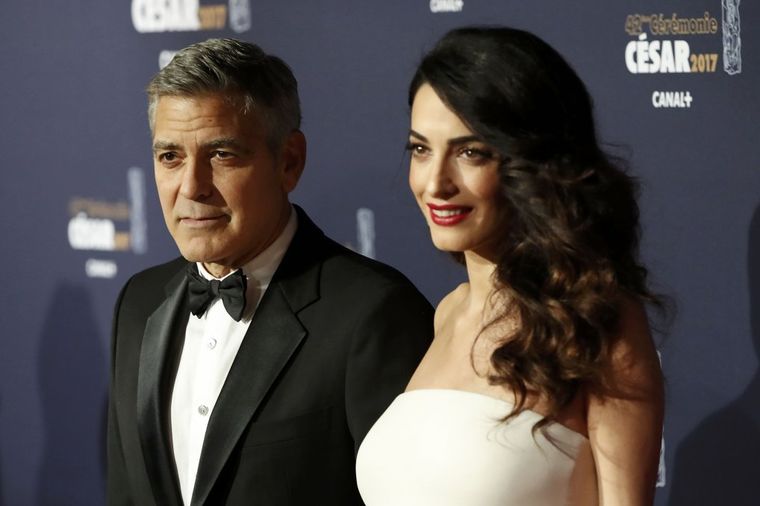 Više nema skrivanja: Amal Kluni na crvenom tepihu ponosno prošetala trudnički stomak! (FOTO)