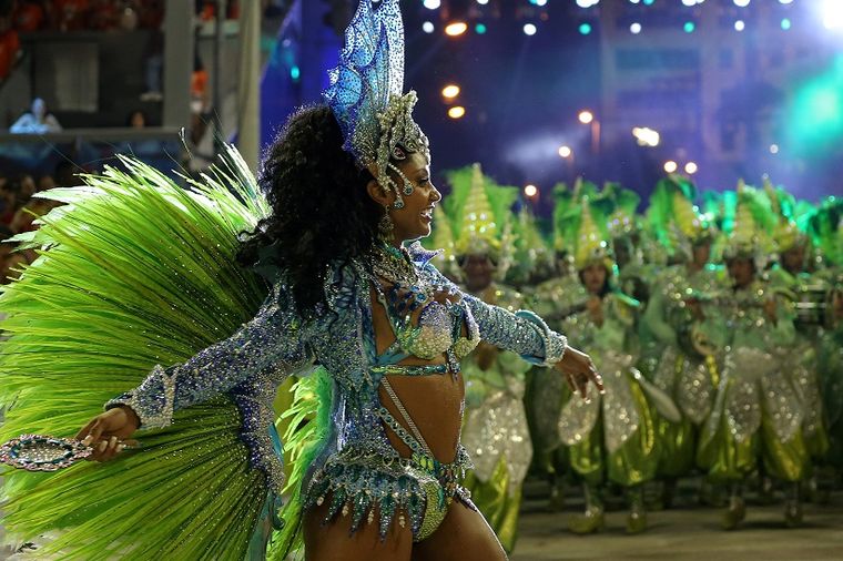 U Brazilu počele karnevalske svečanosti: Žurke na ulici tokom cele nedelje! (VIDEO)