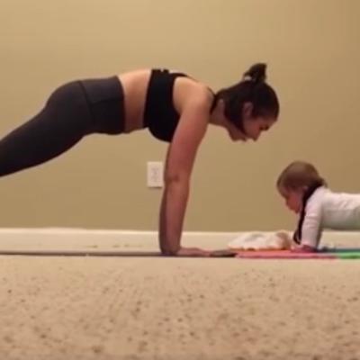 Mama je počela da vežba: Reakcija njenog malog sina će vas oduševiti! (VIDEO)