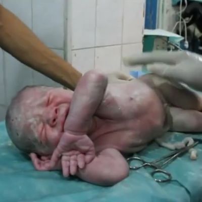 Oživeli bebu u sred bombardovanja: Snimak od kojeg bi i kamen zaplakao! (VIDEO)