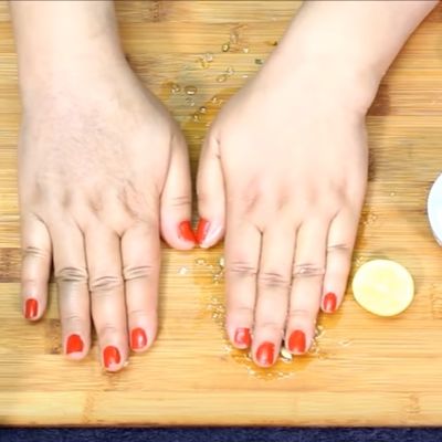 Žena otkrila čudesan recept: Kako da skinete staračke mrlje i fleke sa ruku! (VIDEO)