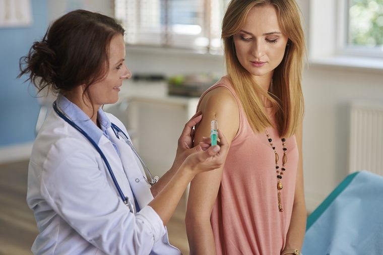 NAUČNICI OTKRIVAJU: Da li vakcina protiv korone utiče na menstrualni ciklus i plodnost?