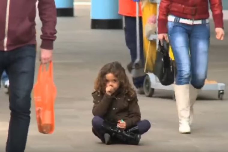 Preko 600 ljudi prošlo pored izgubljene devojčice: Šokiraće vas ko joj je prišao! (VIDEO)