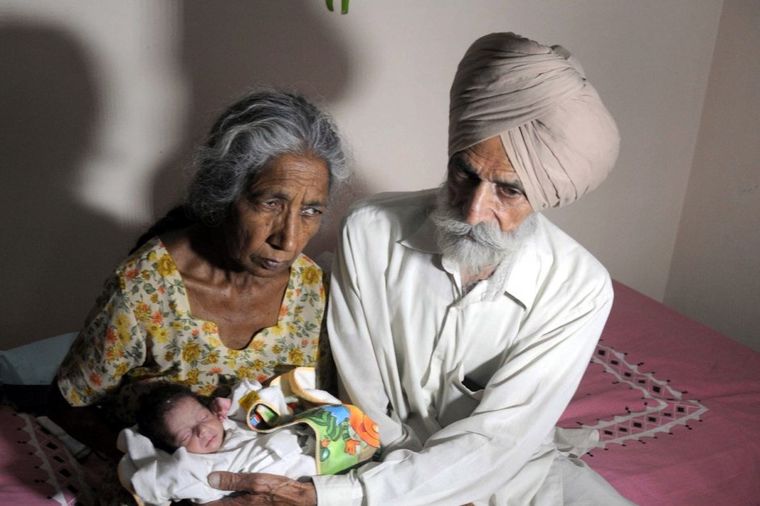 Sa 72 godine rodila svoje prvo dete: Godinu dana kasnije, situacija nije baš toliko dobra! (FOTO)