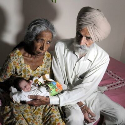 Sa 72 godine rodila svoje prvo dete: Godinu dana kasnije, situacija nije baš toliko dobra! (FOTO)