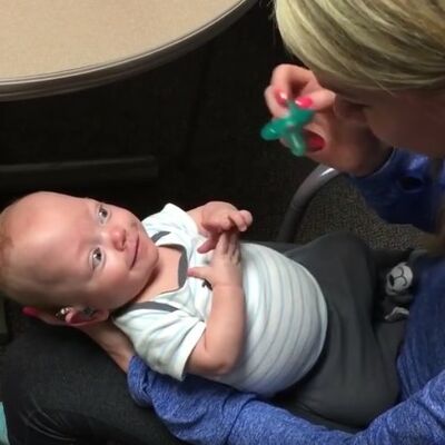 Sa 4 meseca prvi put čuo majčin glas: Reakcija ove bebe će vas potpuno raznežiti! (VIDEO)