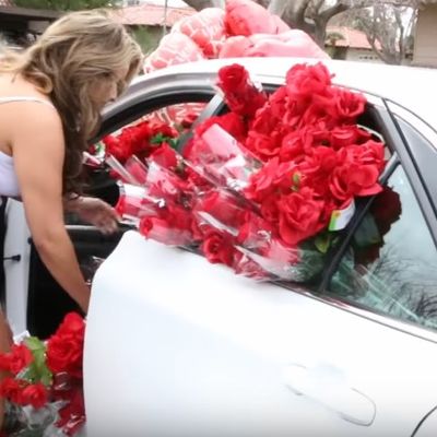 Stavio 1.000 ruža devojci u kola: Rasplakala se kada je videla šta se krije ispod cveća! (VIDEO)