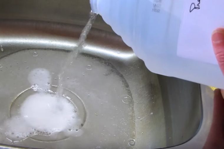 Sodu bikarbonu i sirće sipala pravo u odvod: Ovu mešavinu koristićete  stalno! (VIDEO)
