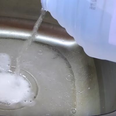 Sodu bikarbonu i sirće sipala pravo u odvod: Ovu mešavinu koristićete stalno! (VIDEO)