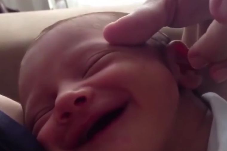 Mama počela da mazi bebu: Ovaj snimak osvojio je milione ljudi! (VIDEO)