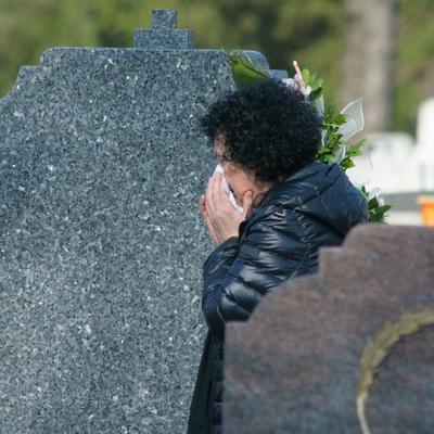 Majka u suzama donela cveće na grob voljene ćerke: Održan pomen Kseniji Pajčin! (VIDEO)