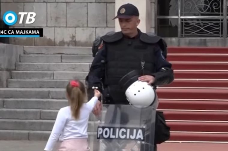 Dete mu prišlo i pružilo cvet: Crnogorski policajac postao najomraženiji lik u regionu! (VIDEO)