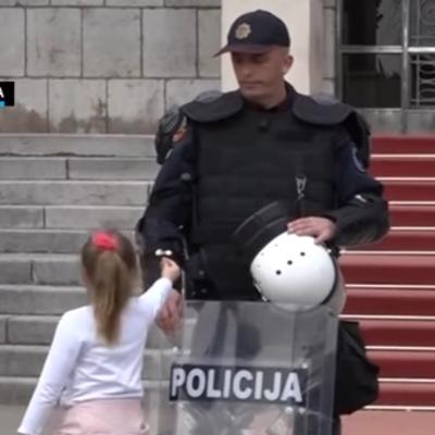Dete mu prišlo i pružilo cvet: Crnogorski policajac postao najomraženiji lik u regionu! (VIDEO)