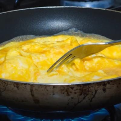 Kajgana po receptu Entonija Burdena: Najukusniji doručak na svetu! (VIDEO)