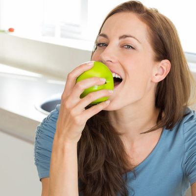 Zašto baš žene treba da jedu jabuke: Jedno super svojstvo za koje niste znali!