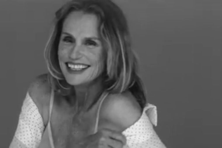 U 74. godini reklamira donji veš: Slavna glumica i model sa telom boginje! (VIDEO)