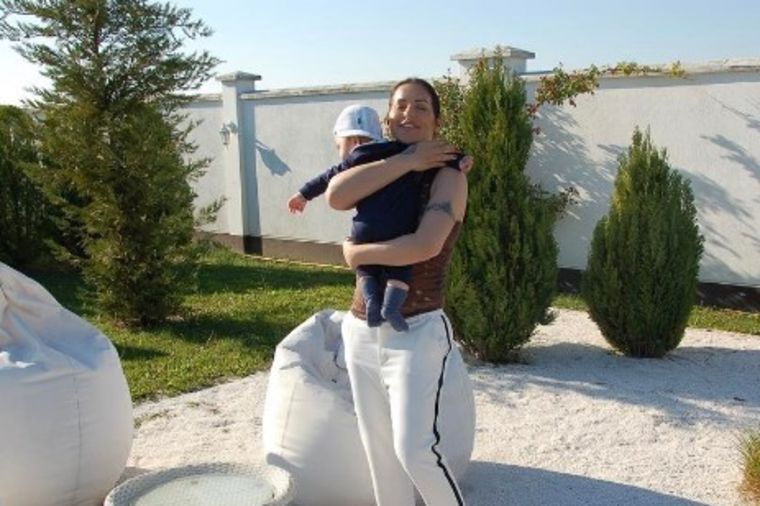 Dvorište Seke Aleksić oduzima dah: U ovakvom raju uživa sa svojim sinom! (FOTO, VIDEO)