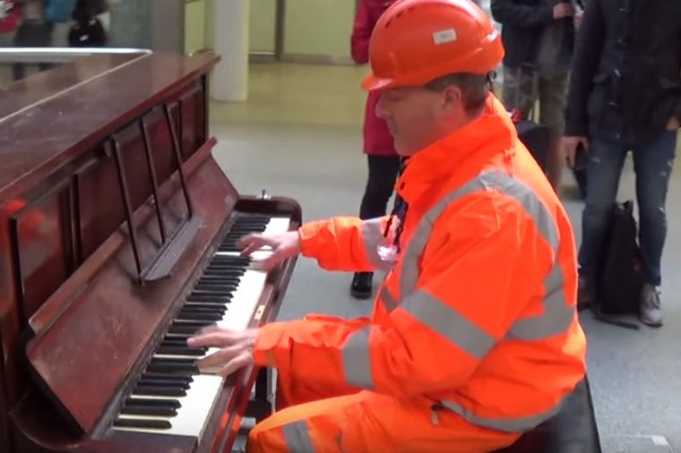 Radnik seo za klavir na železničkoj stanici: Prolaznicima priredio pravi spektakl! (VIDEO)