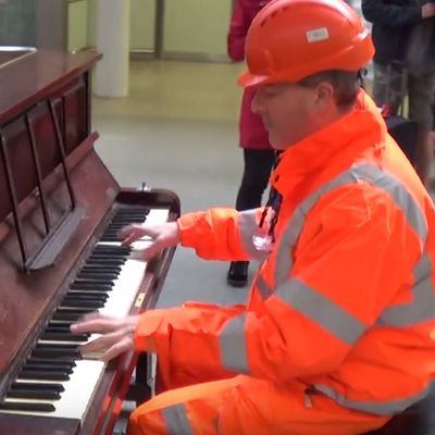 Radnik seo za klavir na železničkoj stanici: Prolaznicima priredio pravi spektakl! (VIDEO)