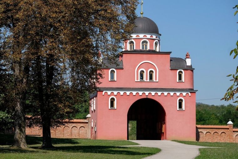 Svi srpski velikani utehu tražili upravo ovde: Sveti mir manastira Krušedol vekovima fascinira! FOTO