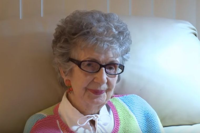 Učiteljica (90) pratila vesti: Nakon 30 godina sa ponosom ugledala poznato lice! (VIDEO)