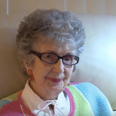 Učiteljica (90) pratila vesti: Nakon 30 godina sa ponosom ugledala poznato lice! (VIDEO)