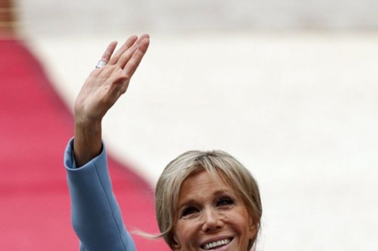 Prva dama Francuske ponosno pokazala noge: U miniću na ceremoniji zakletve! (FOTO)