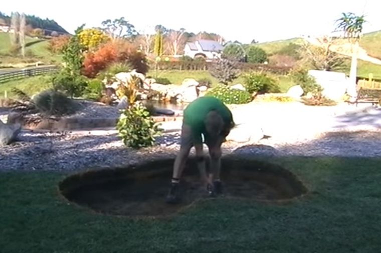 Napravio rupu u dvorištu: Mislili da je poludeo, sada mu zavide! (VIDEO)
