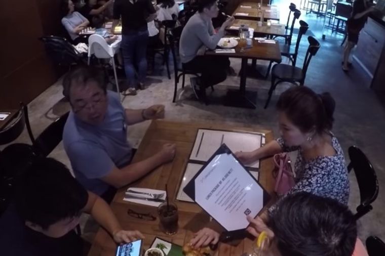 Nisu videli sina 3 godine: Susret sa jednim momkom u restoranu nikada neće zaboraviti! (VIDEO)