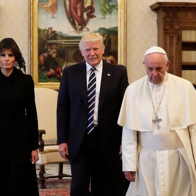 Šta je papa pitao Melaniju o Donaldu: Ceo svet gledao u neverici! (VIDEO)