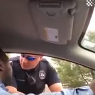 Nije shvatio zašto ga zaustavlja policajac: A onda mu je žena otkrila pravu istinu! (VIDEO)