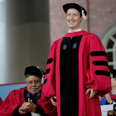 Mark Zakerberg dobio Harvard diplomu posle 12 godina (VIDEO)
