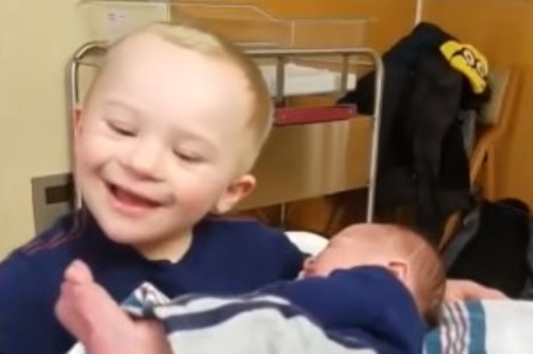 Prvi put video tek rođenog brata: Majka u čudu gledala njegovu reakciju! (VIDEO)