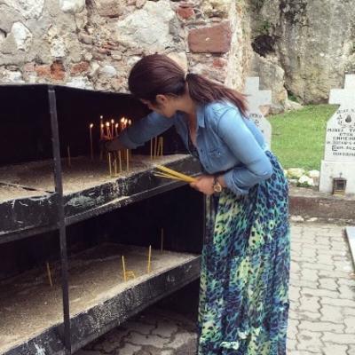Seka Aleksić u poseti manastiru Vitovnica: Odvela sina Jakova na grob oca Tadeja (FOTO)
