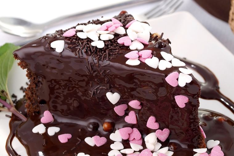 Pekmez kolač sa čokoladom: Sočne kocke tope se u ustima! (RECEPT)