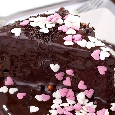 Pekmez kolač sa čokoladom: Sočne kocke tope se u ustima! (RECEPT)
