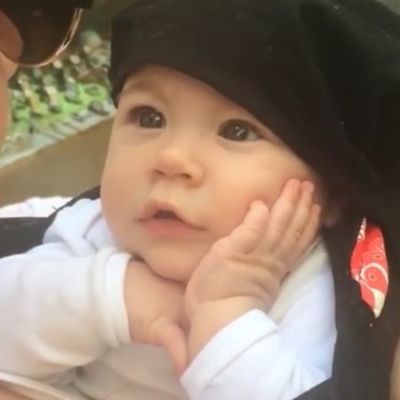 Mama pevala bebi: Njena reakcija je nešto najslađe što ćete videti danas! (VIDEO)
