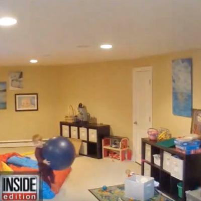 Ostavili decu sa dadiljom: Snimak otkrio najgoru noćnu moru svakog roditelja! (VIDEO)