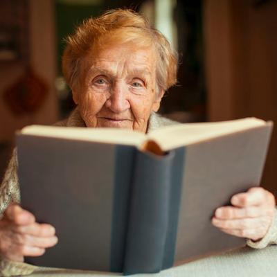 Mladić ismevao baku dok je čitala Bibliju: Njenu reakciju zapamtiće dok je živ!