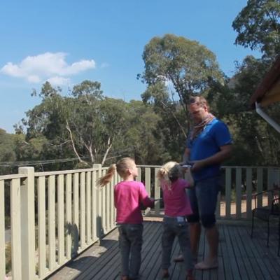 Tata izašao na terasu sa ćerkicama: Priredio im trenutak za pamćenje! (VIDEO)